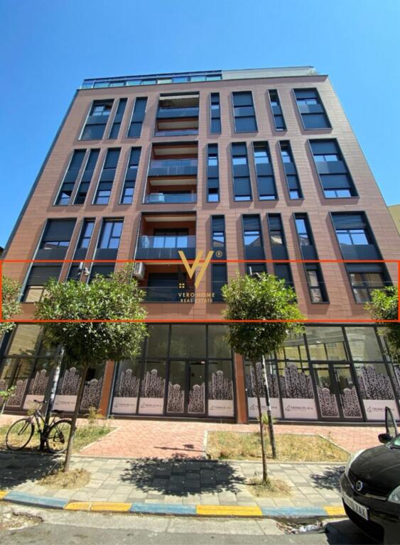 JEPET ZYRE 200 M2 ME QIRA TE RRUGA E BARRIKADAVE 2.700 EURO