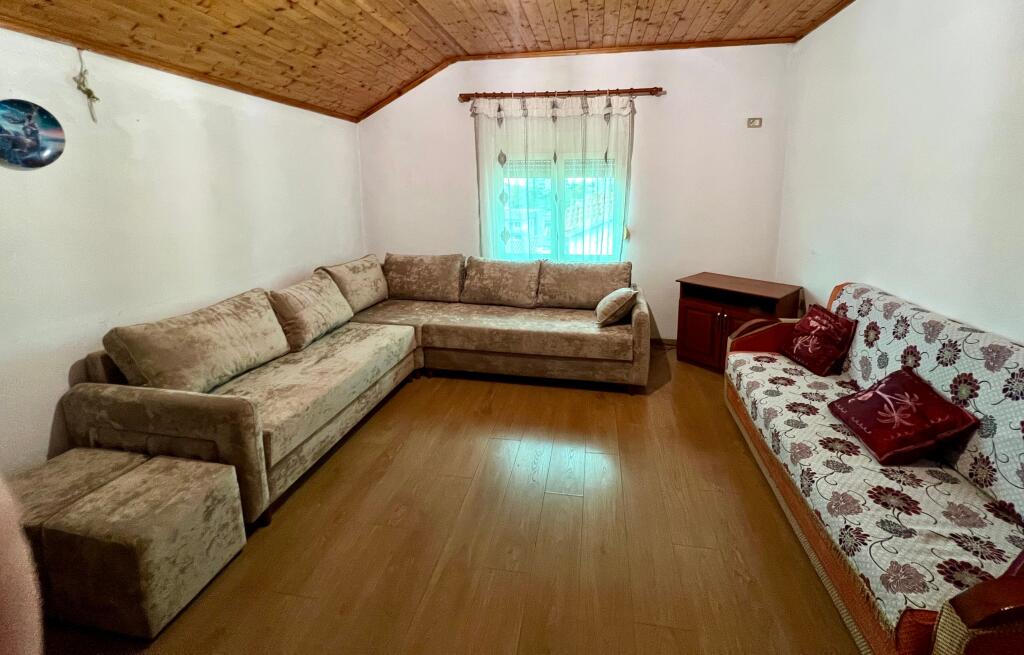 Jepet me qira hyrje shtëpie – Vilat Gjermane