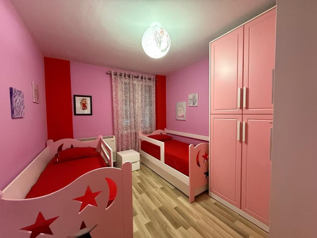 Jepet me qira apartament 2+1 pranë qendrës.