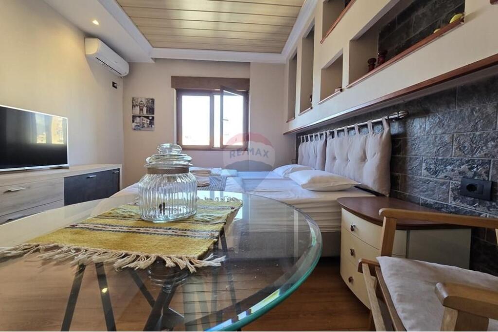 Apartament 1+1 dhe Gazoniere per shitje, Qender, 9-katshet!