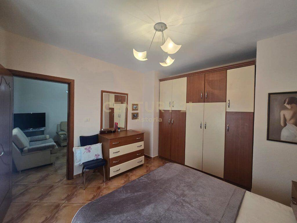 Shitet apartament 1+1 i mobiluar në Shkëmbin e Kavajës, 200 m nga deti 77,000 € Sip. Totale  57m