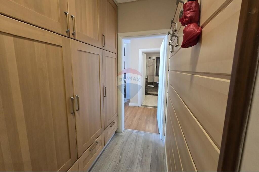 Apartament 1+1 dhe Gazoniere per shitje, Qender, 9-katshet!