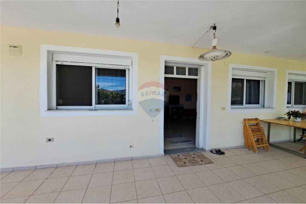 Shtëpi Private me Tarracë në Shitje