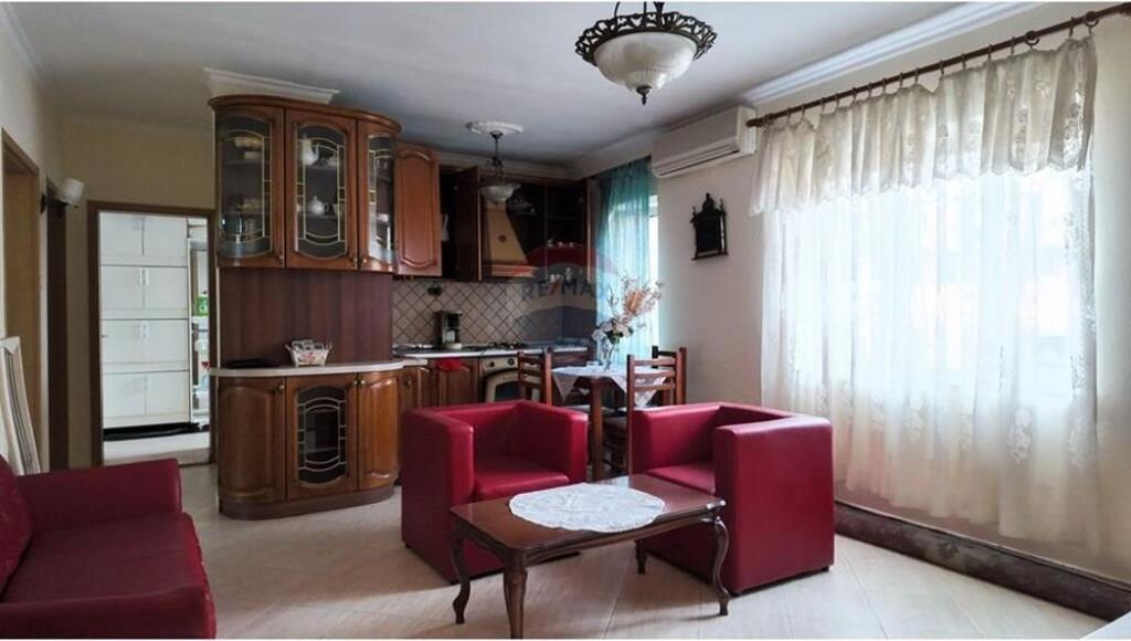 Apartament per qera 3+1+2 tek Petro Nini