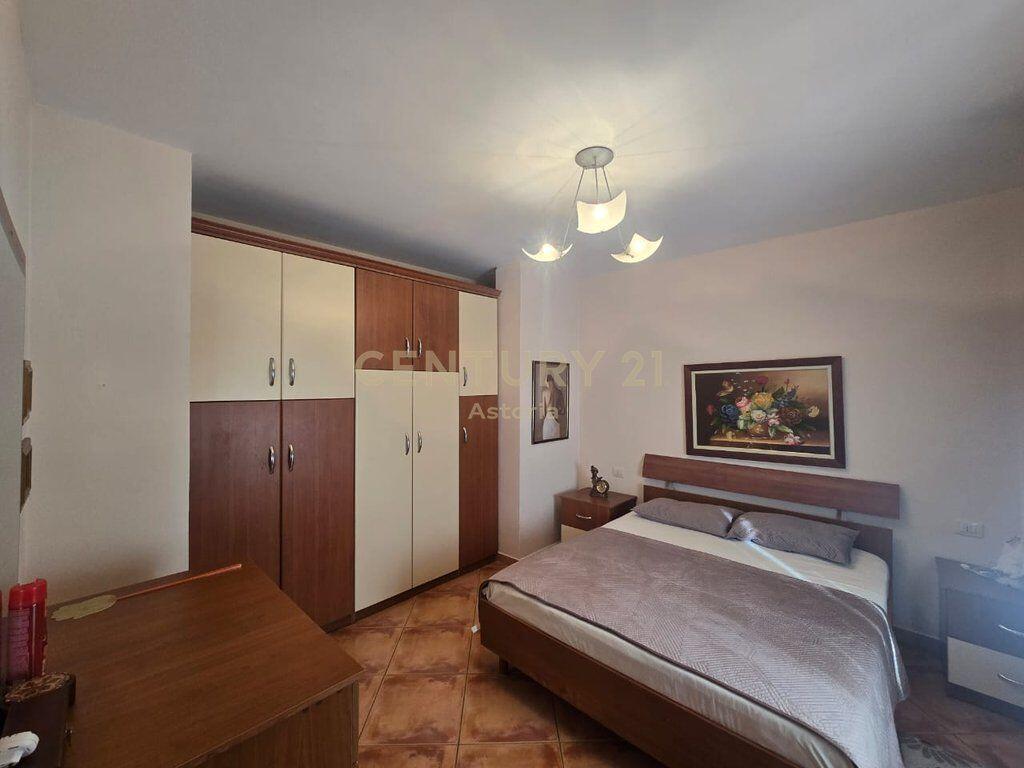 Shitet apartament 1+1 i mobiluar në Shkëmbin e Kavajës, 200 m nga deti 77,000 € Sip. Totale  57m