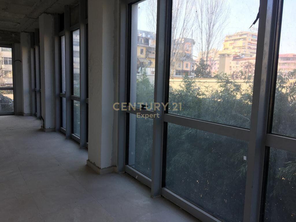 Jepet me qira njësi komerciale pranë Kullave Binjake, në katin e 2-të