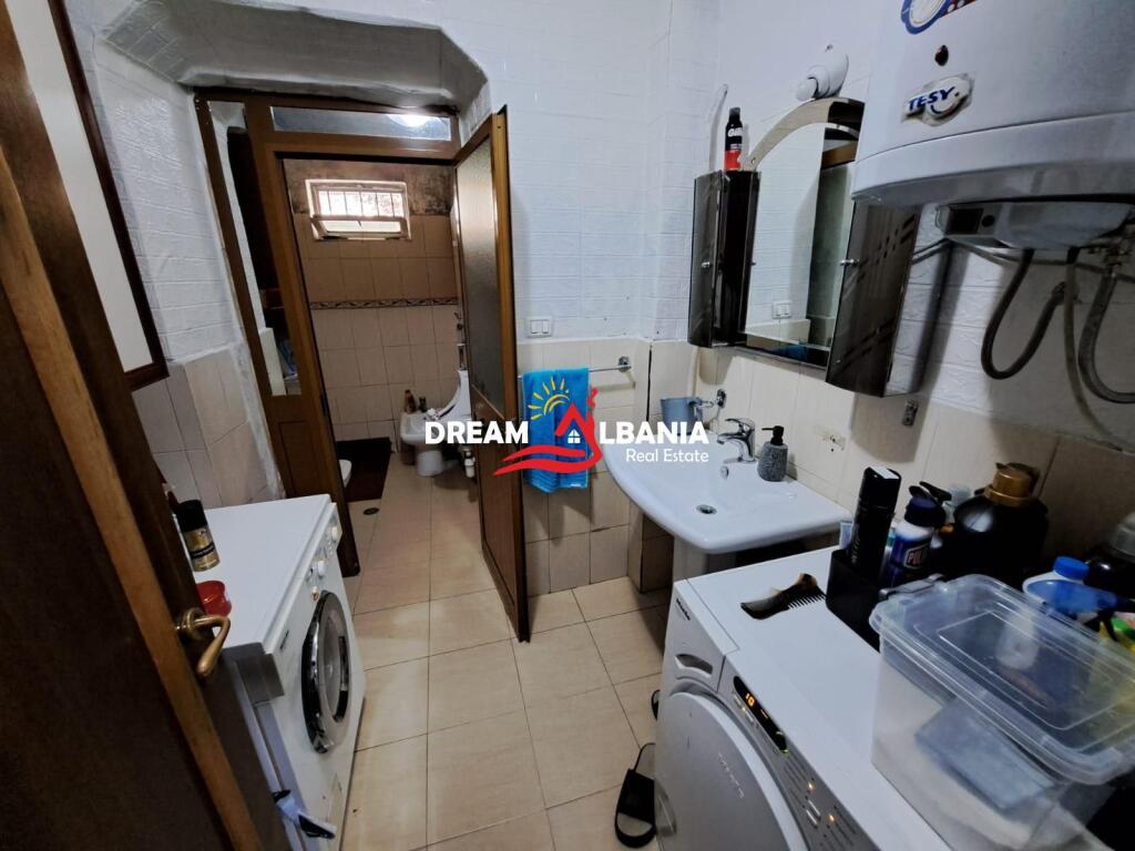 Shiten 2 Apartamente (2+1 dhe 1+1) tek Komuna e Parisit, prane Zgara Dragon ne Tirane (ID 4129553)