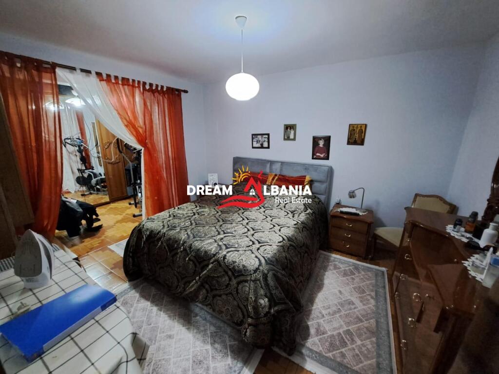 Shiten 2 Apartamente (2+1 dhe 1+1) tek Komuna e Parisit, prane Zgara Dragon ne Tirane (ID 4129553)
