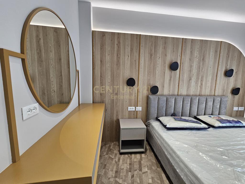 Shitet apartament luksoz 2+1+2 me post parkimi në Rezidencën prestigjioze Lake View, përballë Liqenit Artificial të Tiranës