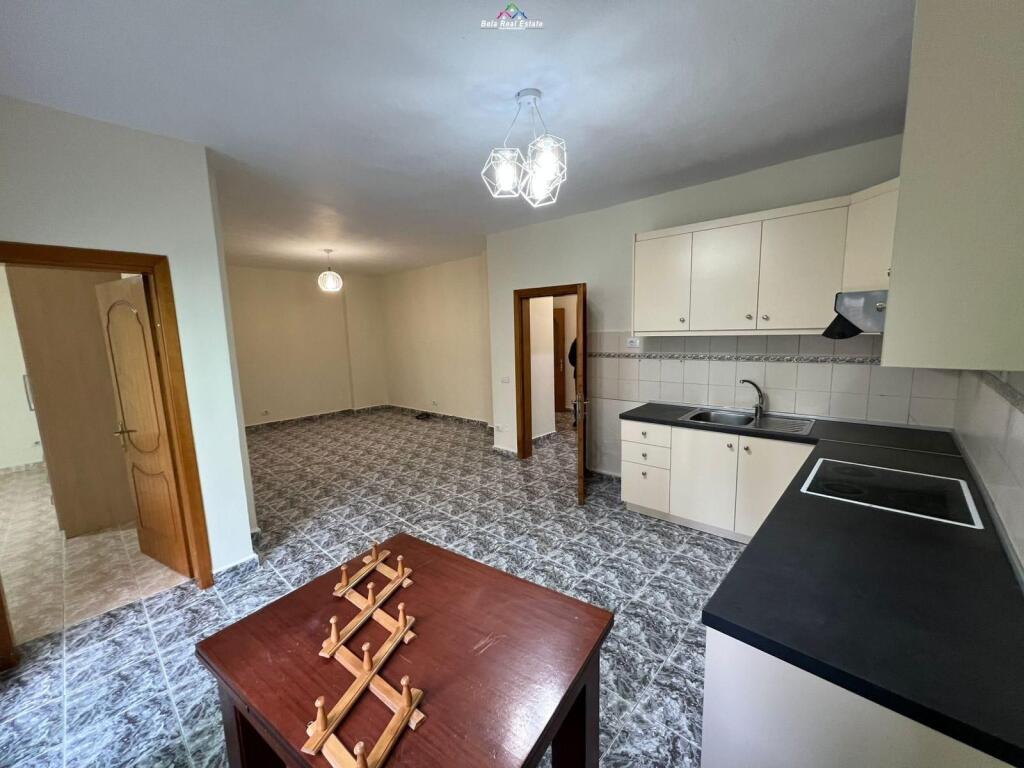 Zyre Me Qera 3+1 Tek Komuna e Parisit (ID BZ2776) Tirane