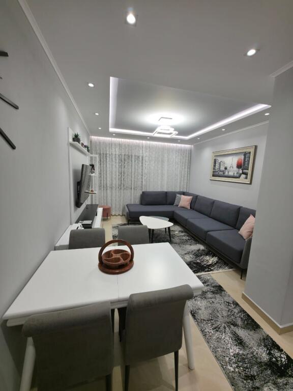 Shitet apartament 2+1