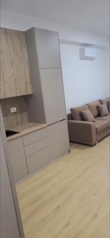 🏢Nella zona di Ali Demi, Rezidenca Kadiu affitta un appartamento 1+1, appena arredato 45.000 Leke