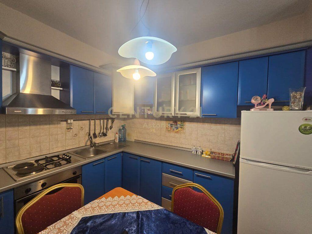 Shitet apartament 1+1 i mobiluar në Shkëmbin e Kavajës, 200 m nga deti 77,000 € Sip. Totale  57m