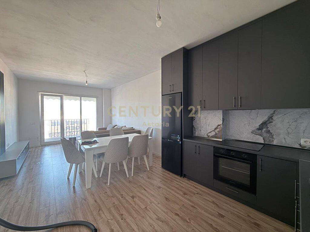 JEPET ME QIRA APARTAMENT 2+1+2+POST PARKIMI NE ASTIR, BULEVARDI I RI 650 € /Muaj