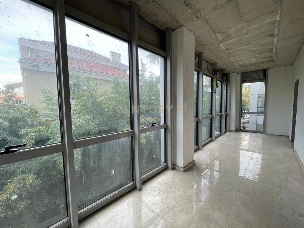 UNITÀ COMMERCIALE IN AFFITTO VICINO ALLE TORRI GEMELLE !