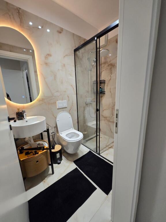 Appartamento *2+1+2* in affitto, completamente arredato con mobili di altissima qualità.   📍 *Residenza Kodra e Diellit