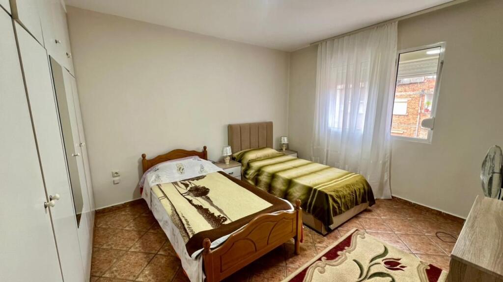 In Affitto: 2+1📍Via Elbasan (Ambasciata Americana) - 50.000 Lek🔥 - Sup. 80m² - Piano 5 || Accesso rapido ai punti principali di Tirana🏃🏻‍♂️