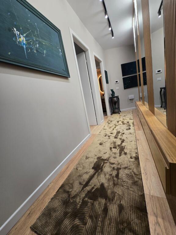 Appartamento *2+1+2* in affitto, completamente arredato con mobili di altissima qualità.   📍 *Residenza Kodra e Diellit