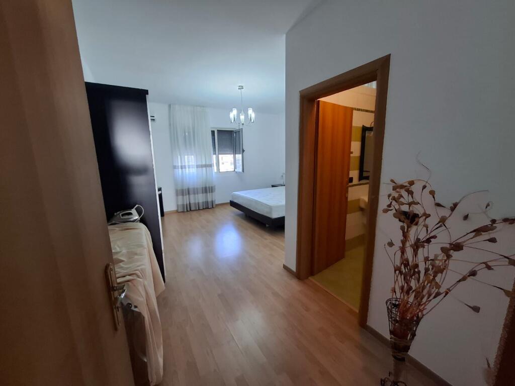 Jepet apartament me qera 2+1+2 tualete ne qender ,Pamje fantastike deti