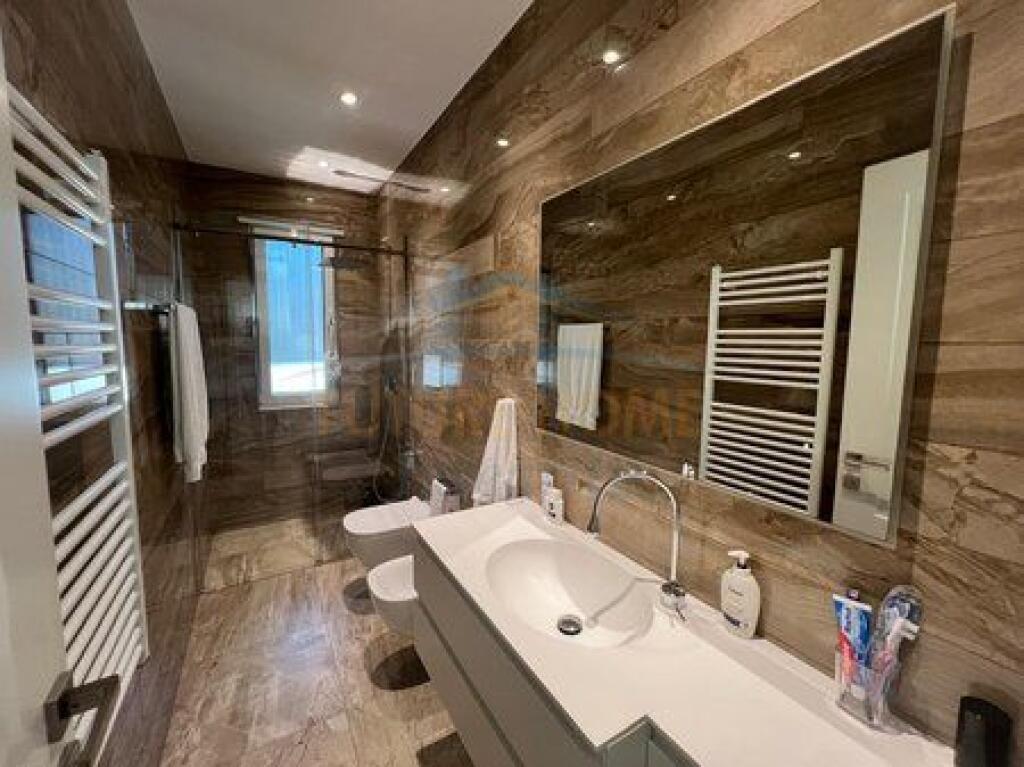 Shitet, Vilë 2 Katëshe, Rezidenca Lura 3, Gjiri i Lalëzit.