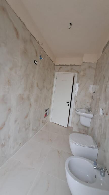 AMBIENT BIZNESI ME QIRA – FUSHA E AVIACIONIT