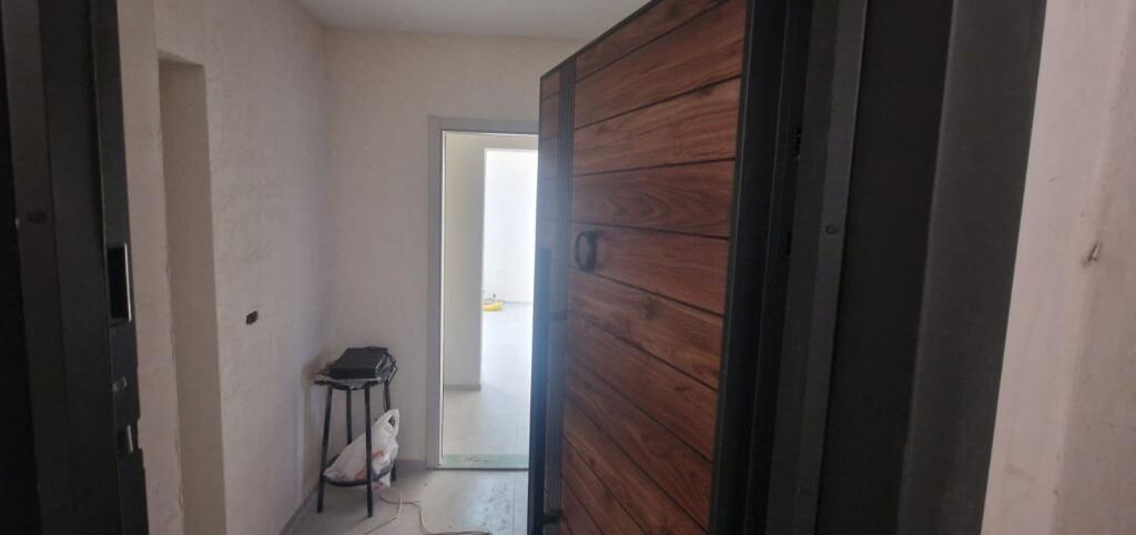 Jepet me qera ambjent per zyra te 21 dhjetori perballe Mozaikut te Tirane