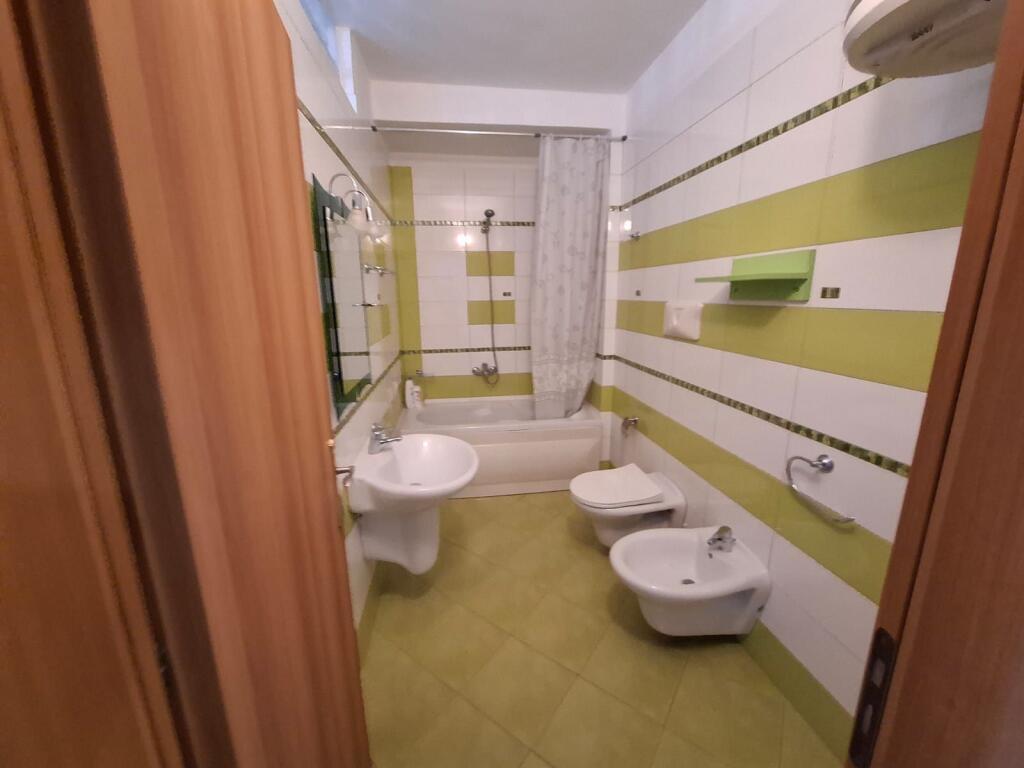 Jepet apartament me qera 2+1+2 tualete ne qender ,Pamje fantastike deti