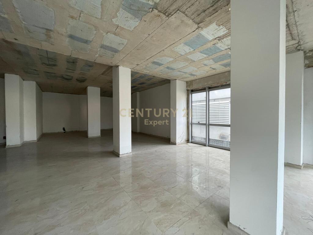 UNITÀ COMMERCIALE IN AFFITTO VICINO ALLE TORRI GEMELLE !