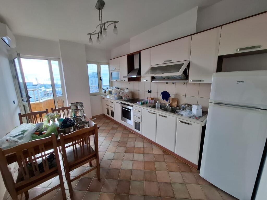 Jepet apartament me qera 2+1+2 tualete ne qender ,Pamje fantastike deti