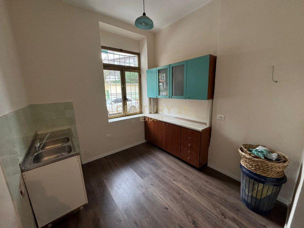 AMBIENTE COMMERCIALE IN AFFITTO VICINO ALLA MEDRESE