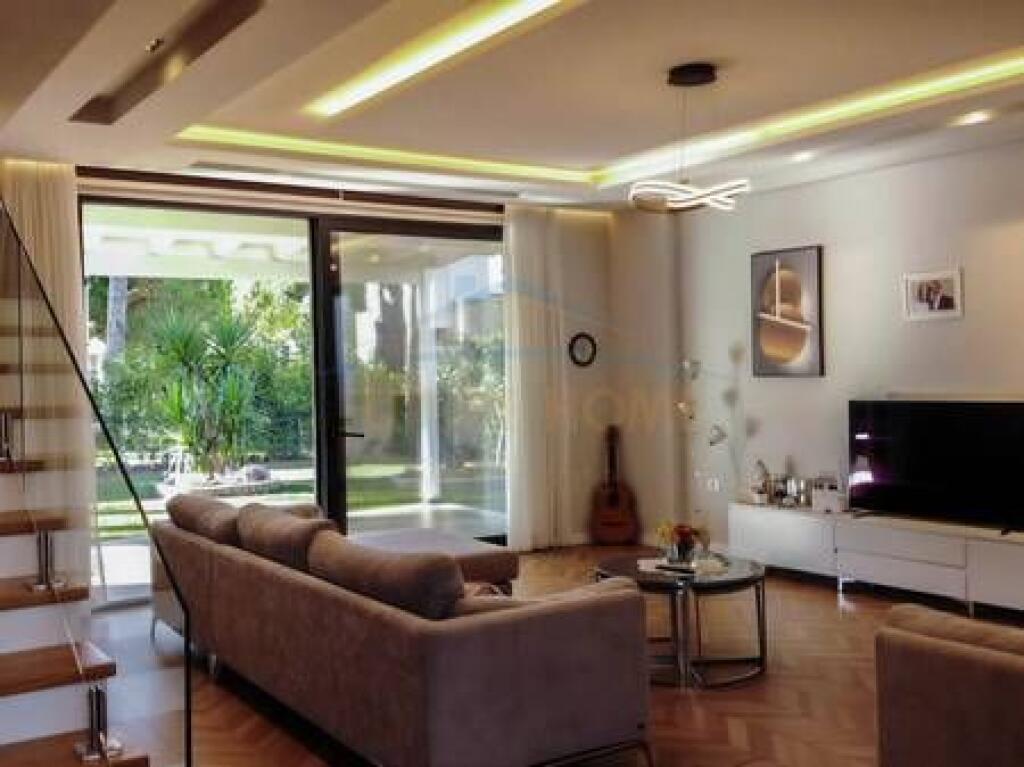 Shitet, Vilë individuale San Pietro Residence, Gjiri I Lalëzit.