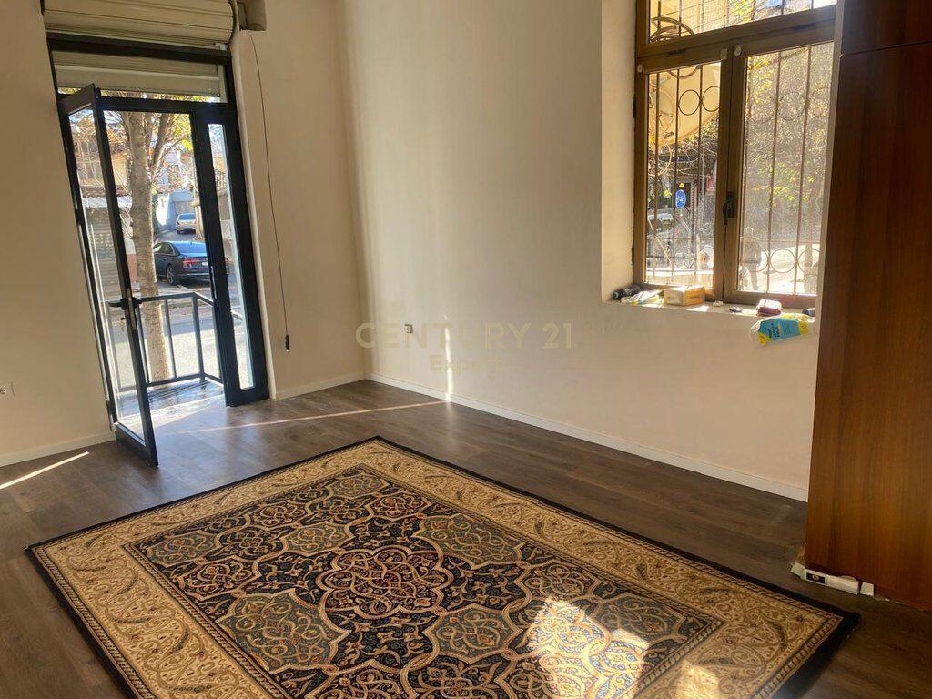 AMBIENTE COMMERCIALE IN AFFITTO VICINO ALLA MEDRESE