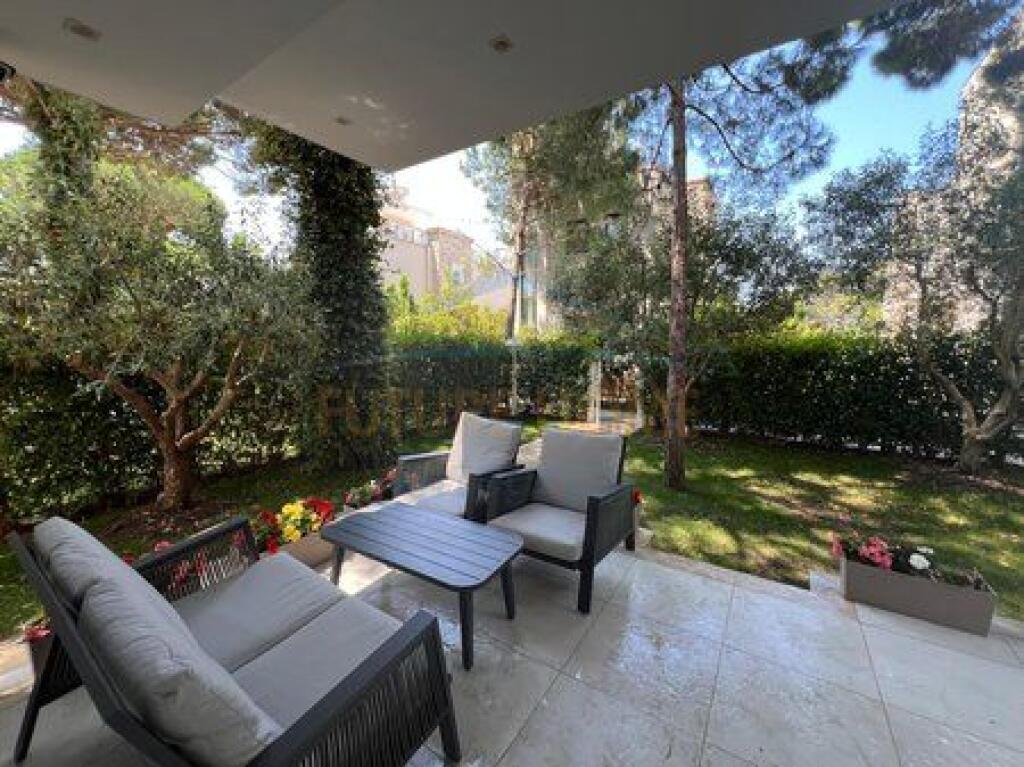 Shitet, Vilë 2 Katëshe, Rezidenca Lura 3, Gjiri i Lalëzit.