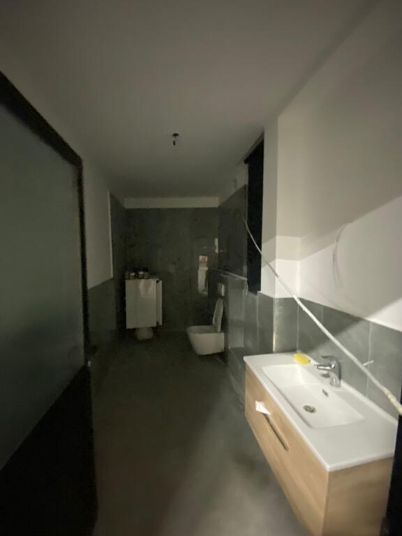 Magazin 300m2 me qera