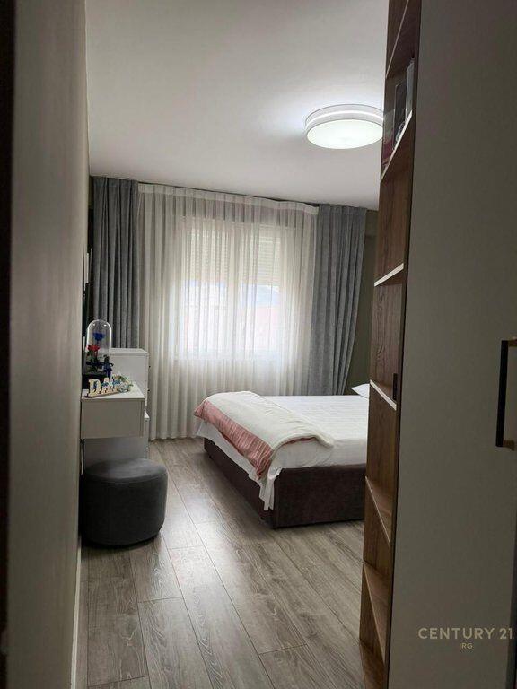Jepet me qira apartament 2+1+2 në Kompleksin Star, një nga komplekset më të preferuara për banim për shkak të qetësisë, sigurisë dhe organizimit modern. Apartamenti ka një organizim shumë funksional, përbëhet nga sallon i bollshëm me ambient gatimi, dy dhoma gjumi, dy tualete dhe ballkon, duke ofruar komoditet maksimal për familje ose çifte. Apartamenti është i mobiluar bashkëkohor, me ndriçim natyral të bollshëm dhe punime cilësore. Kompleksi ofron mirëmbajtje të vazhdueshme, hapësira të gjelbra, parkim dhe akses të shpejtë me rrugët kryesore, shërbime, shkolla dhe qendra tregtare. Ideale për ata që kërkojnë rehati, siguri dhe standard të lartë jetese. Apartamenti lirohet ne fund Janari.