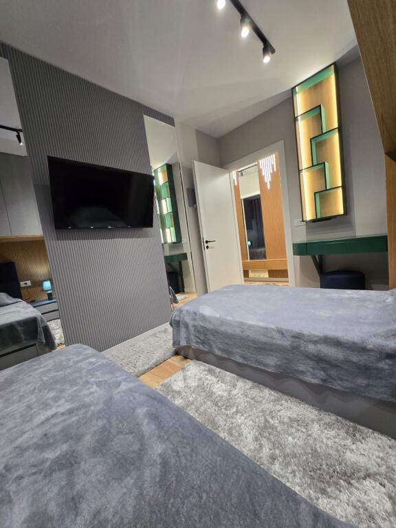 Appartamento *2+1+2* in affitto, completamente arredato con mobili di altissima qualità.   📍 *Residenza Kodra e Diellit