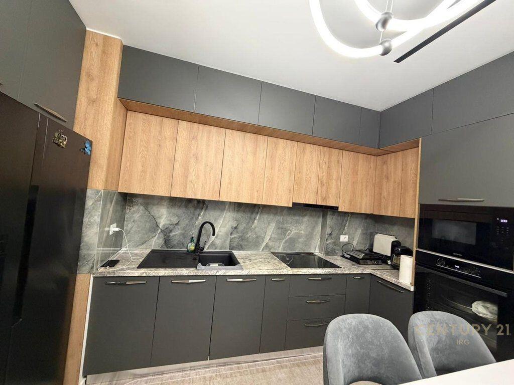 Jepet me qira apartament 2+1+2 në Kompleksin Star, një nga komplekset më të preferuara për banim për shkak të qetësisë, sigurisë dhe organizimit modern. Apartamenti ka një organizim shumë funksional, përbëhet nga sallon i bollshëm me ambient gatimi, dy dhoma gjumi, dy tualete dhe ballkon, duke ofruar komoditet maksimal për familje ose çifte. Apartamenti është i mobiluar bashkëkohor, me ndriçim natyral të bollshëm dhe punime cilësore. Kompleksi ofron mirëmbajtje të vazhdueshme, hapësira të gjelbra, parkim dhe akses të shpejtë me rrugët kryesore, shërbime, shkolla dhe qendra tregtare. Ideale për ata që kërkojnë rehati, siguri dhe standard të lartë jetese. Apartamenti lirohet ne fund Janari.