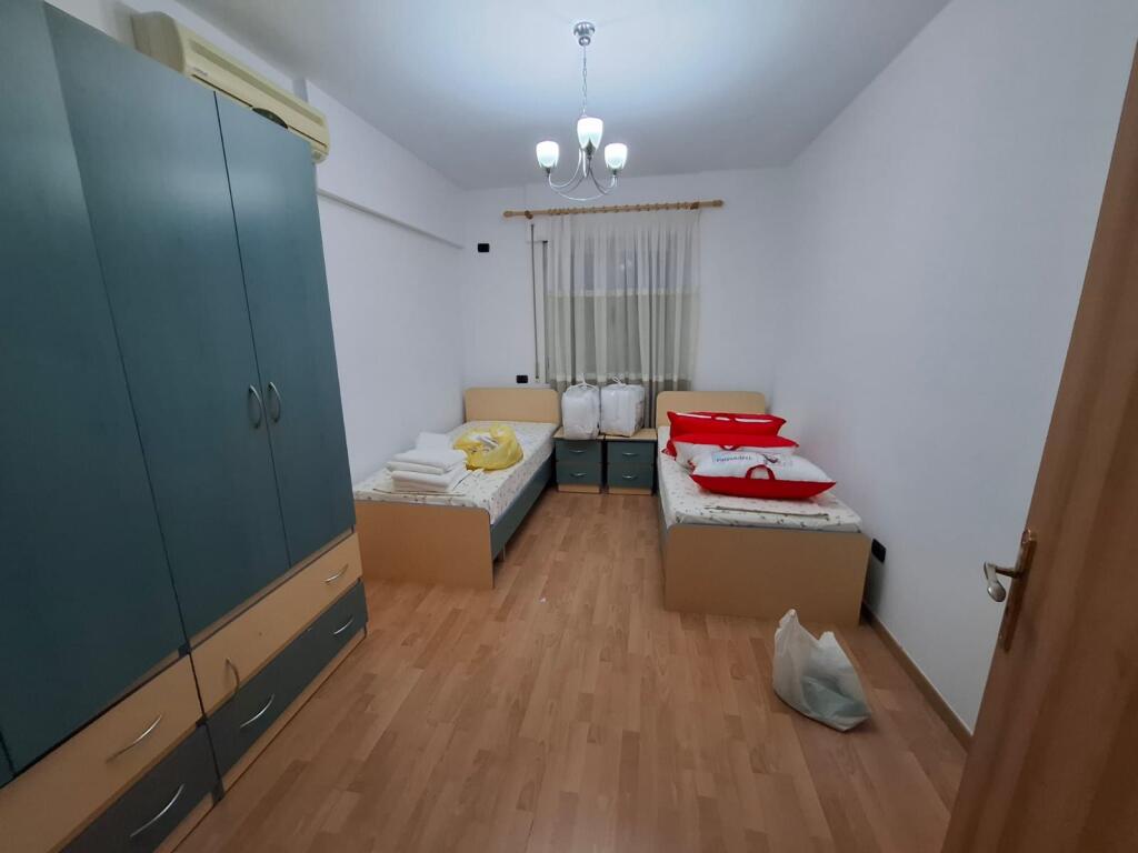 Jepet apartament me qera 2+1+2 tualete ne qender ,Pamje fantastike deti