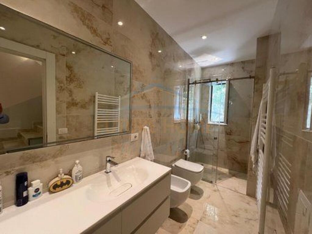 Shitet, Vilë 2 Katëshe, Rezidenca Lura 3, Gjiri i Lalëzit.