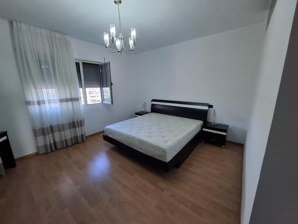 Jepet apartament me qera 2+1+2 tualete ne qender ,Pamje fantastike deti