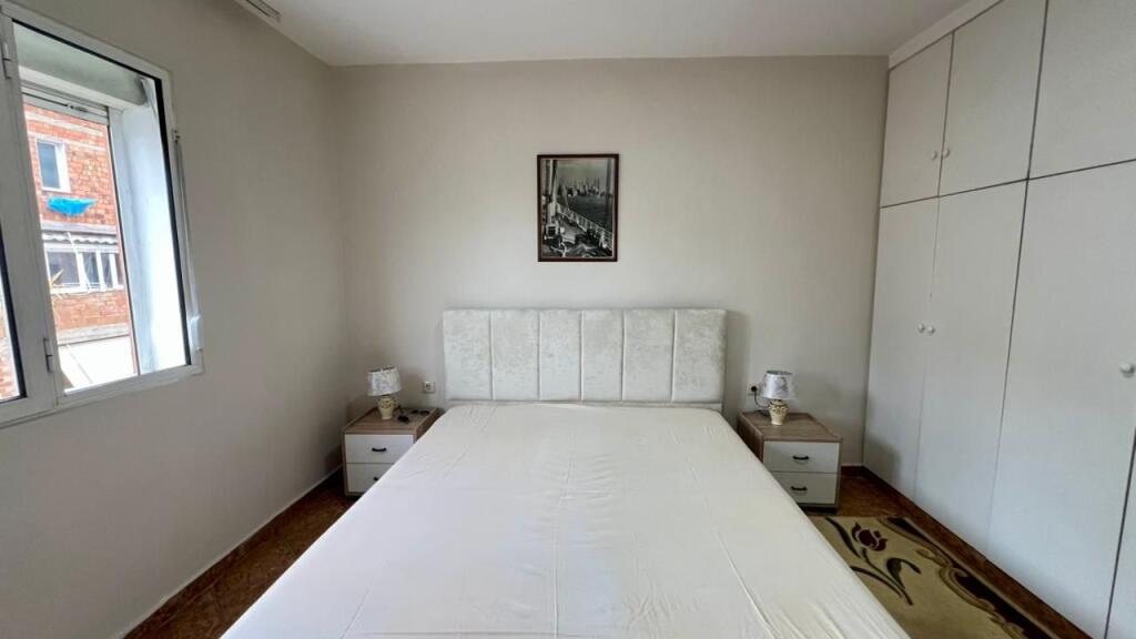 In Affitto: 2+1📍Via Elbasan (Ambasciata Americana) - 50.000 Lek🔥 - Sup. 80m² - Piano 5 || Accesso rapido ai punti principali di Tirana🏃🏻‍♂️