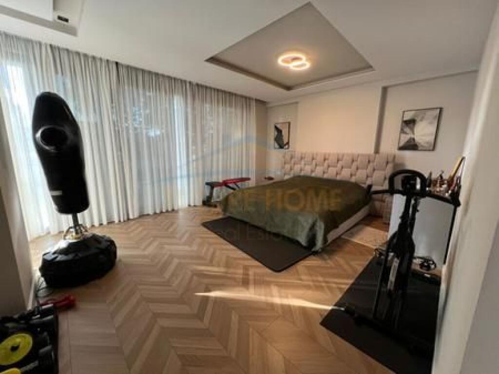 Shitet, Vilë individuale San Pietro Residence, Gjiri I Lalëzit.