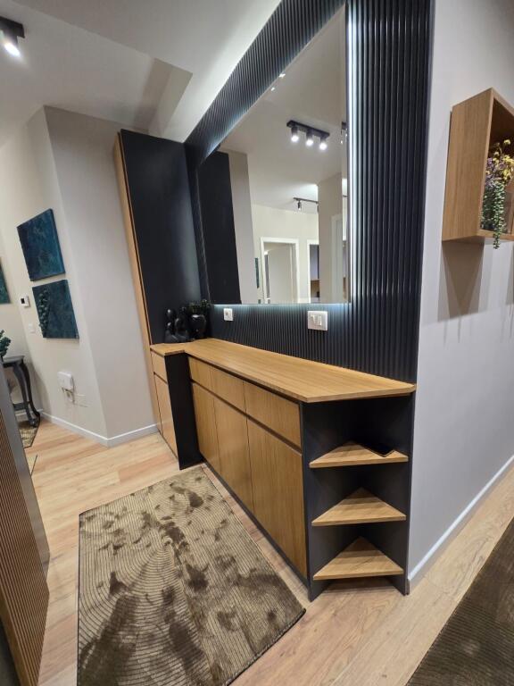 Appartamento *2+1+2* in affitto, completamente arredato con mobili di altissima qualità.   📍 *Residenza Kodra e Diellit