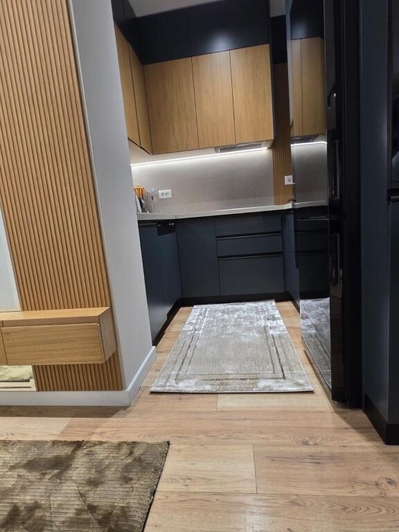 Appartamento *2+1+2* in affitto, completamente arredato con mobili di altissima qualità.   📍 *Residenza Kodra e Diellit