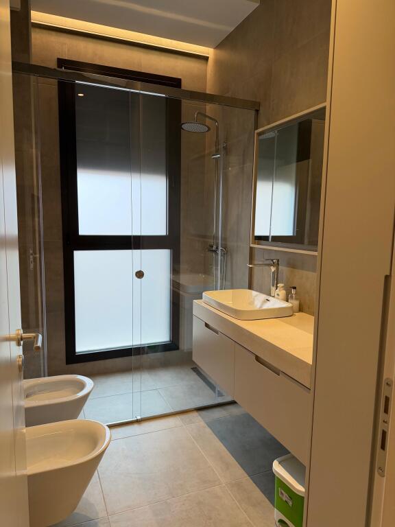 Shitet apartament 2+1+2+ post parkimi tek Rruga e Kosovareve