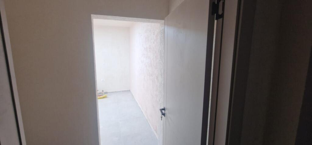 Jepet me qera ambjent per zyra te 21 dhjetori perballe Mozaikut te Tirane