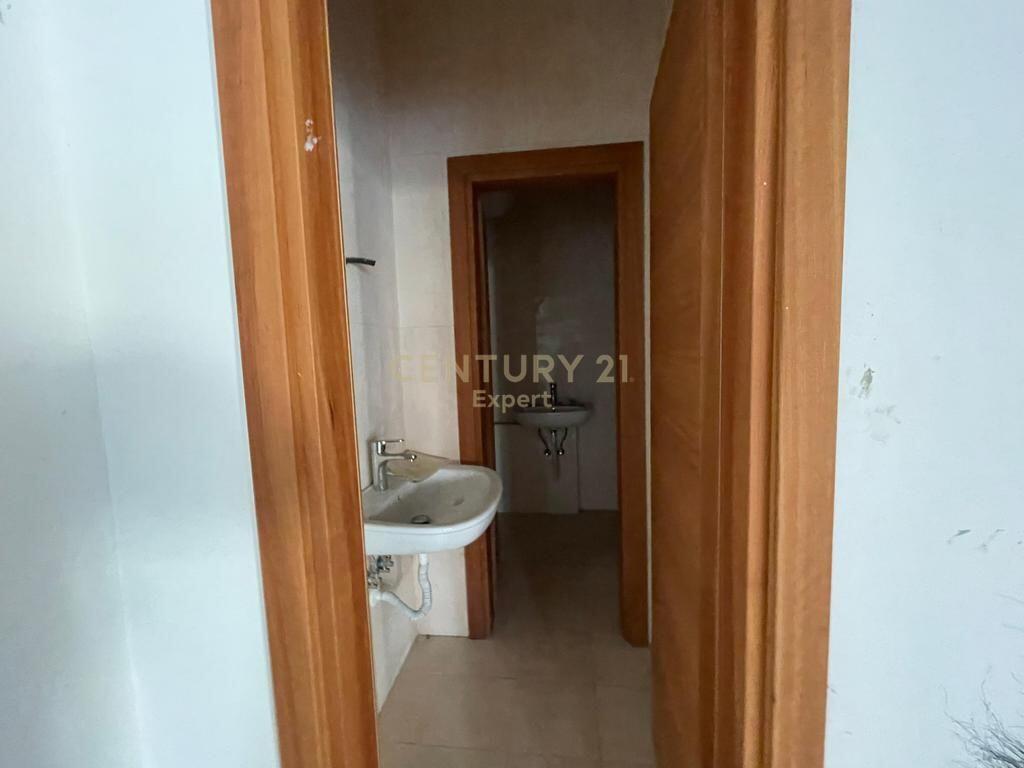 UNITÀ COMMERCIALE IN AFFITTO VICINO ALLE TORRI GEMELLE !