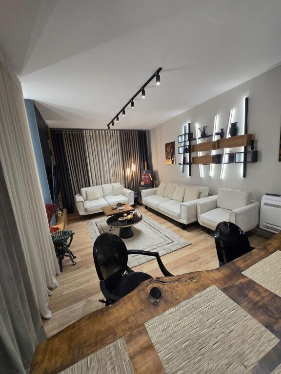 Appartamento *2+1+2* in affitto, completamente arredato con mobili di altissima qualità.   📍 *Residenza Kodra e Diellit