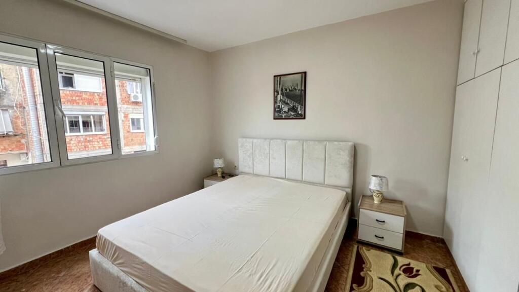 In Affitto: 2+1📍Via Elbasan (Ambasciata Americana) - 50.000 Lek🔥 - Sup. 80m² - Piano 5 || Accesso rapido ai punti principali di Tirana🏃🏻‍♂️
