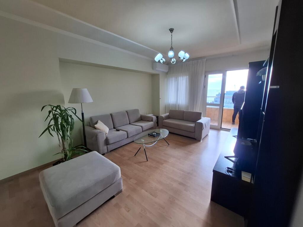 Jepet apartament me qera 2+1+2 tualete ne qender ,Pamje fantastike deti